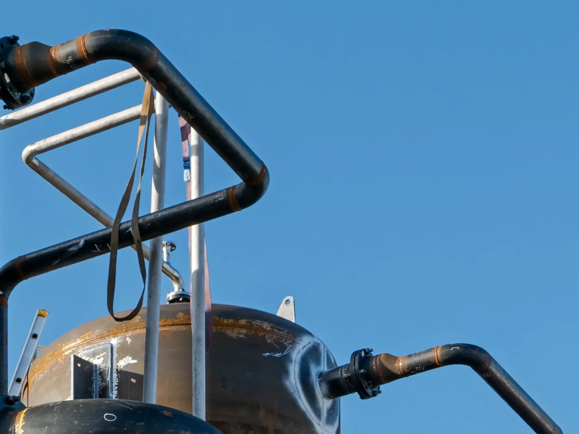 Basınçlı tank üzerinde flanşlı ve kaynaklı boru hatları